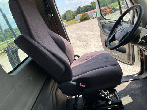 2016 Freightliner Cascadia 113 Semi Truck