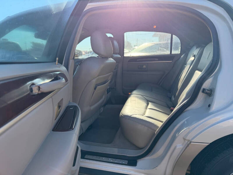 2005 Lincoln Town Car Signature Limited