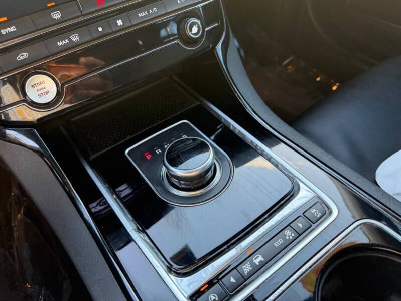2017 Jaguar XE 25t