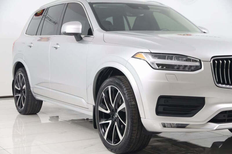 2022 Volvo XC90 T6 Momentum 7-Passenger