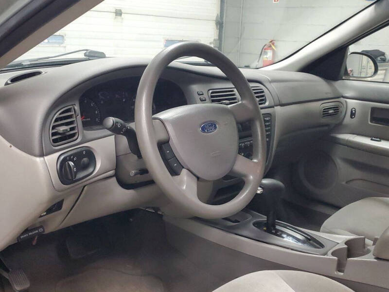 2005 Ford Taurus SE