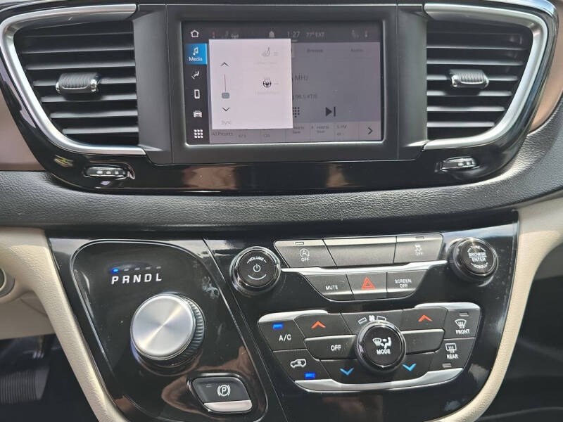 2024 Chrysler Voyager LX