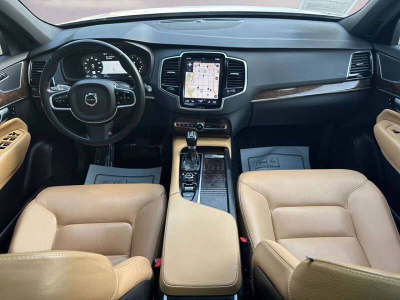 2017 Volvo XC90 T6 Momentum