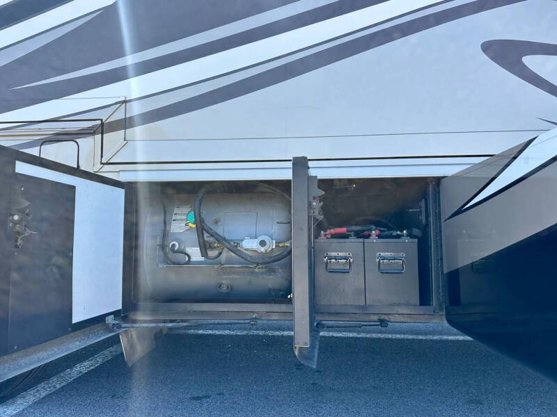 2014 Freightliner XCR Chassis