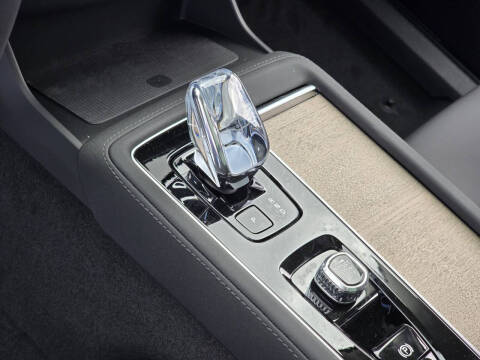 2025 Volvo XC90 B6 Core Bright Theme