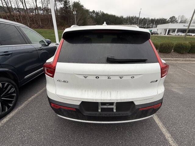 2025 Volvo XC40 B5 Core Bright Theme