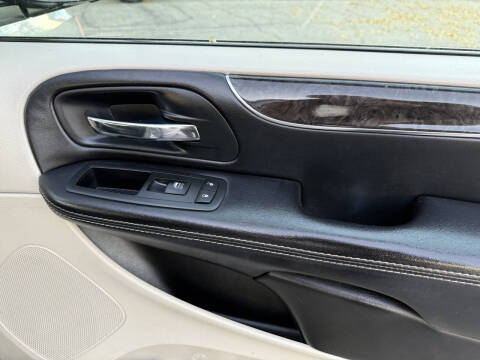 2014 Chrysler Town and Country Touring