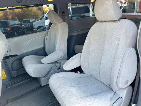 2011 Toyota Sienna LE 7-Passenger