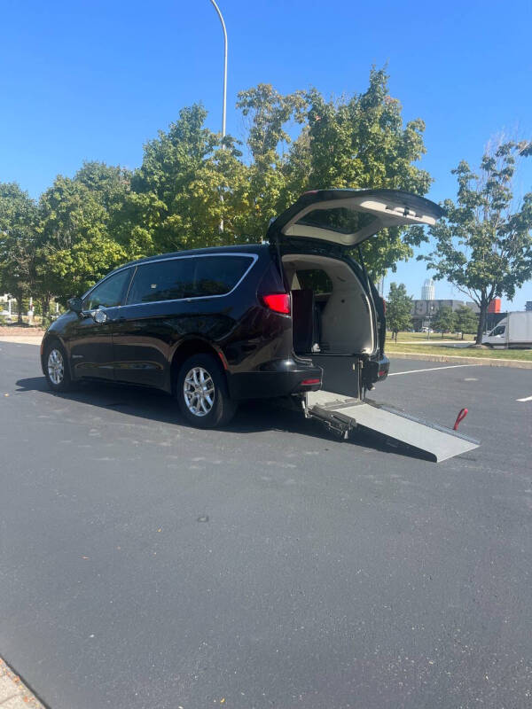 2023 Chrysler Voyager LX