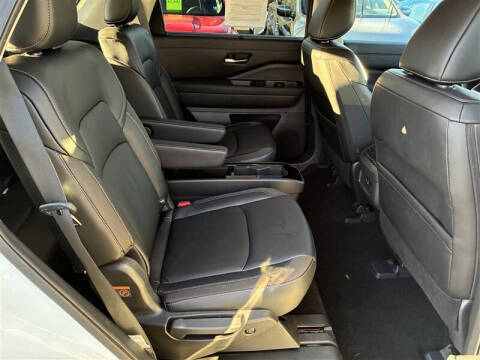 2023 Nissan Pathfinder SL