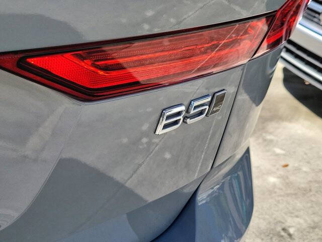 2024 Volvo XC60 B5 Core Dark Theme