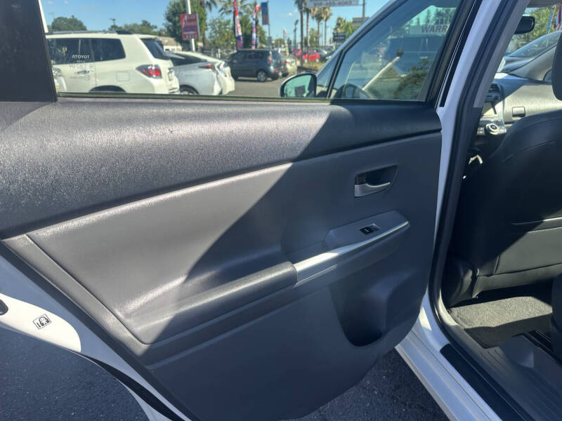 2013 Toyota Prius v Five