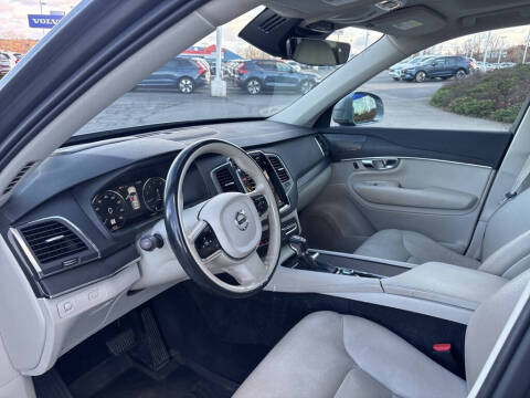 2020 Volvo XC90 T6 Momentum 6-Passenger