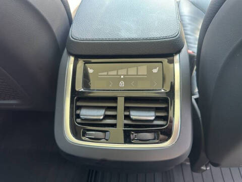 2022 Volvo XC90 T6 Momentum 7-Passenger