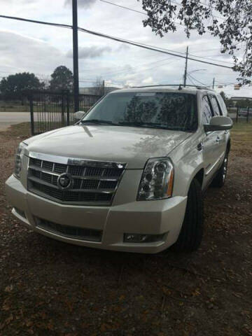 2011 Cadillac Escalade for sale at COUNTRY MOTORS in Houston TX