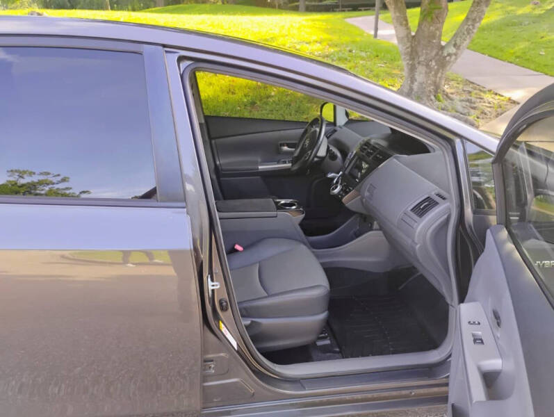 2014 Toyota Prius v Five