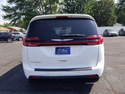 2025 Chrysler Pacifica Select