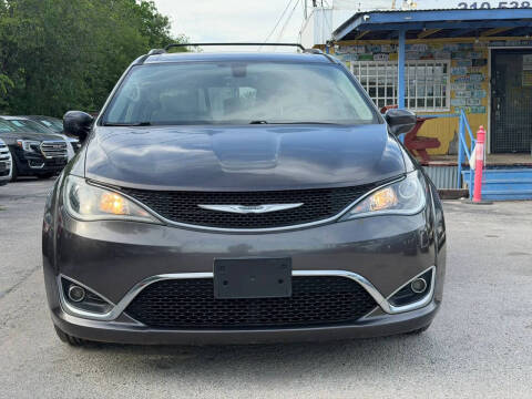 2017 Chrysler Pacifica Touring-L Plus