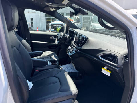 2027 Chrysler Pacifica Select