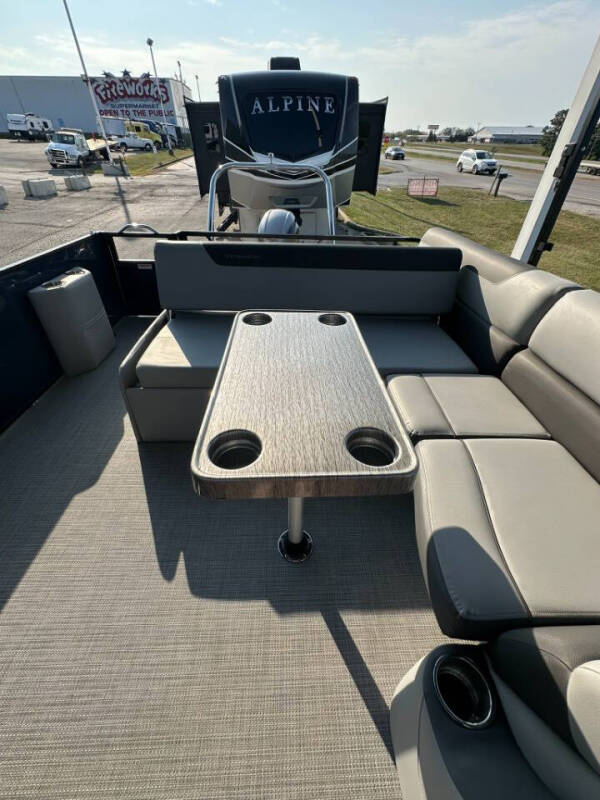 2023 Veranda Pontoon Relax Series