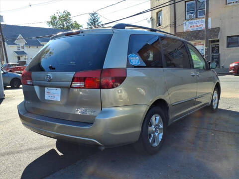 2004 Toyota Sienna LE 8 Passenger