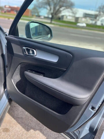 2022 Volvo XC40 T4 Momentum