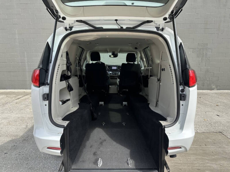 2023 Chrysler Voyager LX