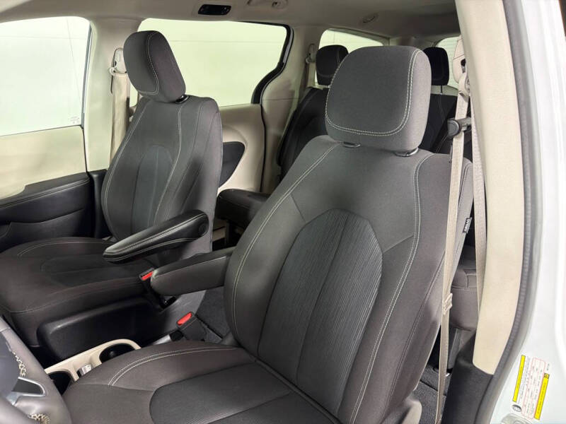 2024 Chrysler Voyager LX