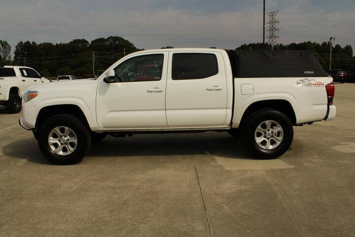 2020 Toyota Tacoma SR's photo