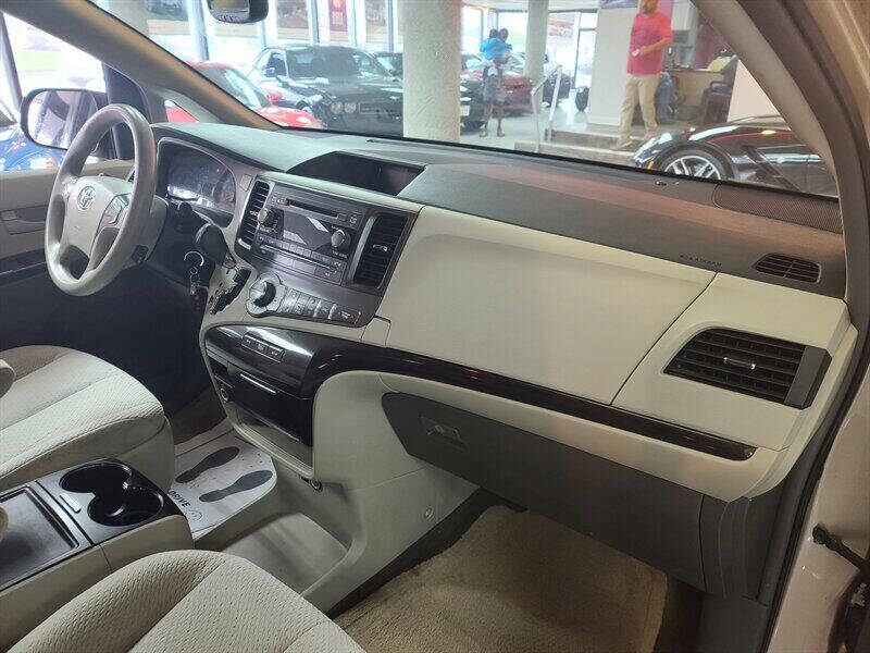 2014 Toyota Sienna LE 7-Passenger Auto Access Seat