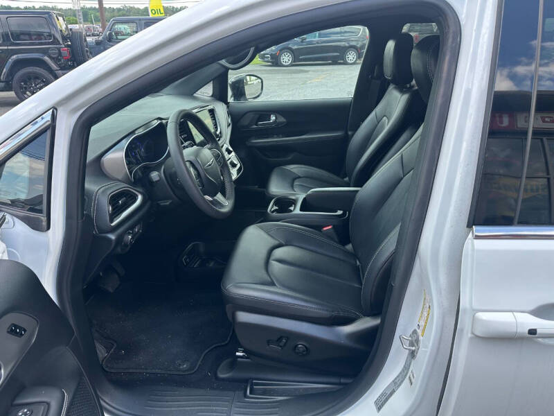 2025 Chrysler Pacifica Select