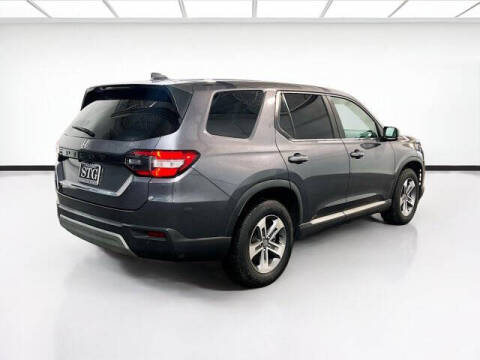 2023 Honda Pilot EX-L w/Rear Captain's Chairs