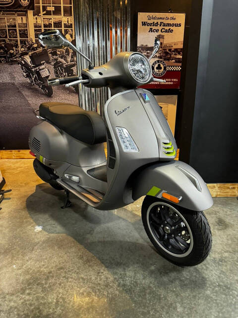 Vespa GTS Super 300 Image