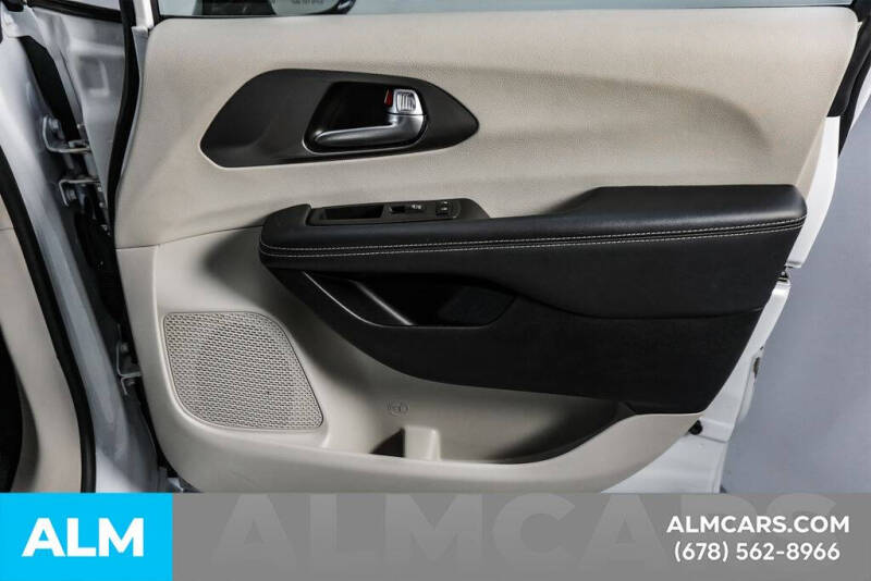2024 Chrysler Pacifica Plug-In Hybrid Select
