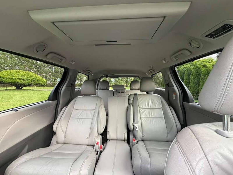 2017 Toyota Sienna XLE Premium 8-Passenger
