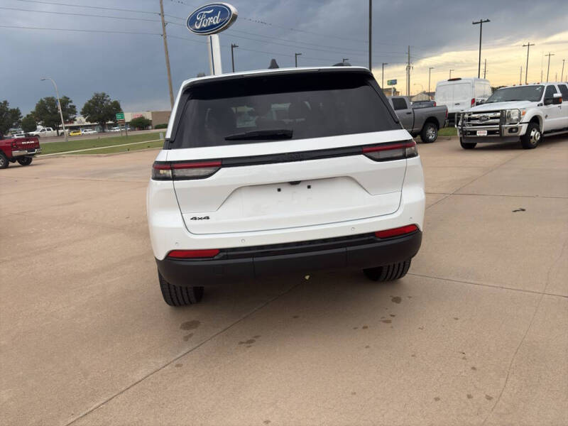 2025 Jeep Grand Cherokee Laredo