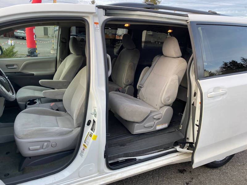 2016 Toyota Sienna LE 7-Passenger Auto Access Seat