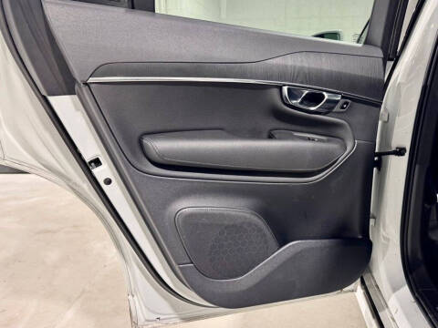 2020 Volvo XC90 T6 Momentum 6-Passenger