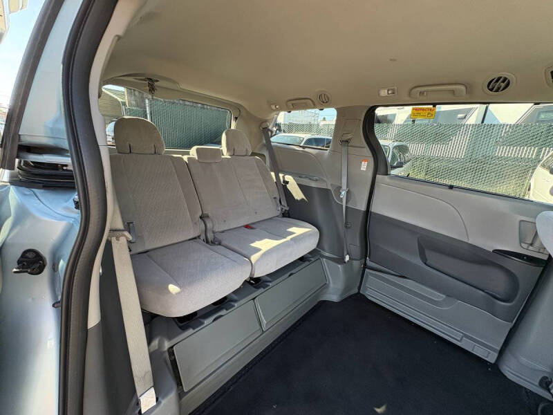2017 Toyota Sienna LE Mobility 7-Passenger