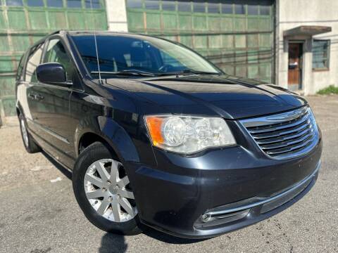 2014 Chrysler Town and Country for sale at Illinois Auto Sales in Paterson NJ