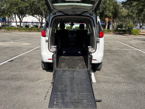 2021 Chrysler Voyager LX