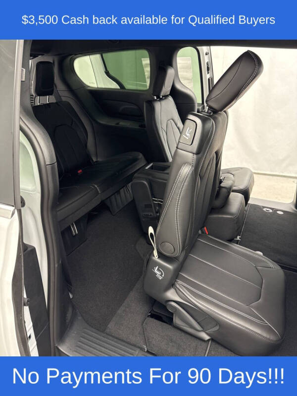 2026 Chrysler Pacifica Select