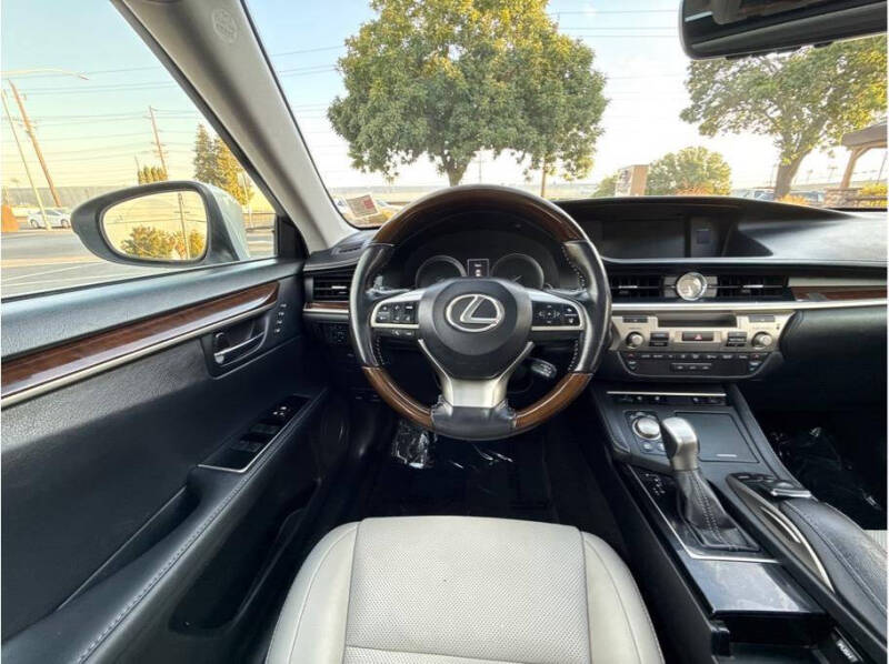 2016 Lexus ES 300h