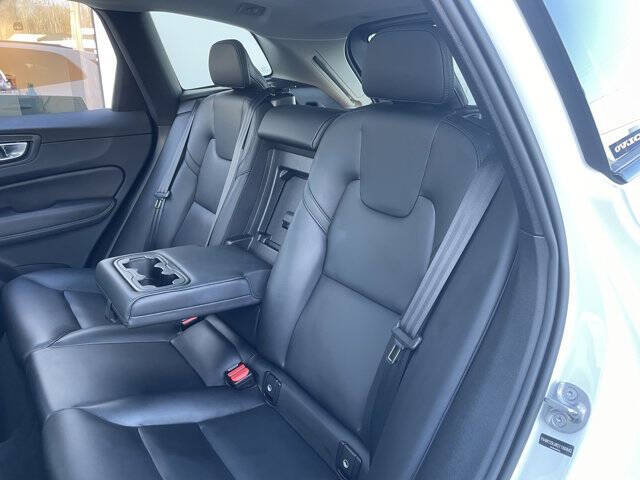 2025 Volvo XC60 B5 Core Dark Theme