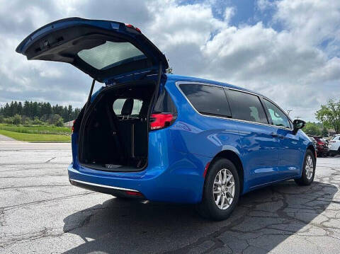 2027 Chrysler Pacifica Select