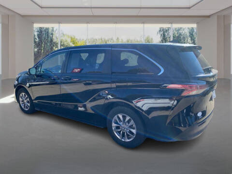 2022 Toyota Sienna LE 8-Passenger