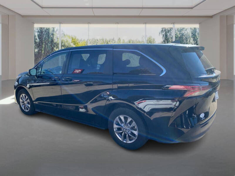2022 Toyota Sienna LE 8-Passenger