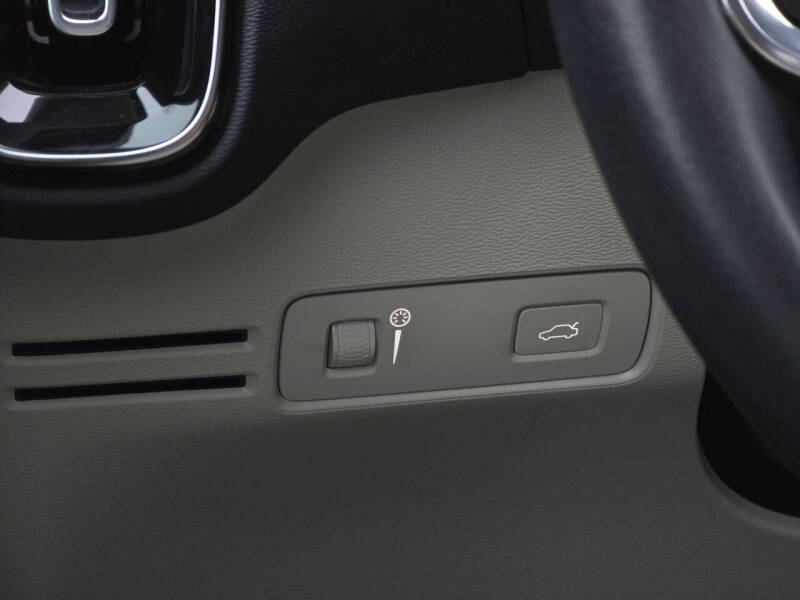 2021 Volvo XC40 T5 Momentum