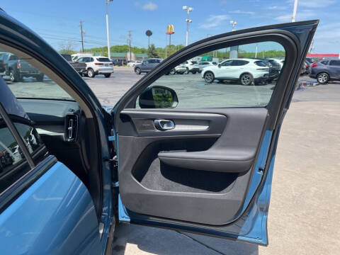 2023 Volvo XC40 B5 Plus Dark Theme