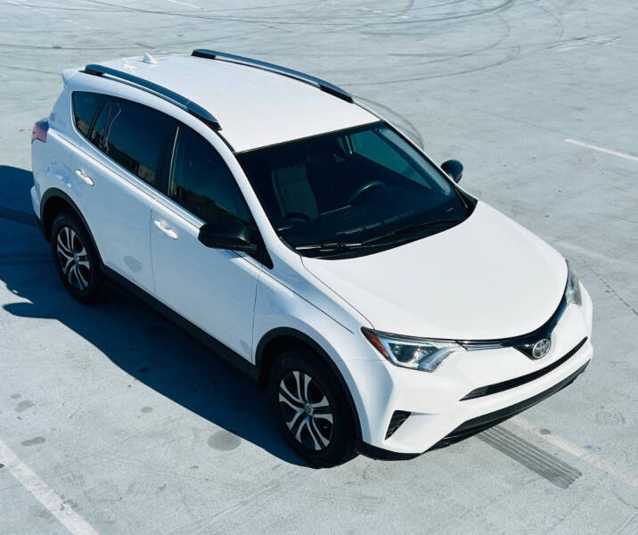 2017 Toyota RAV4 LE photo 8